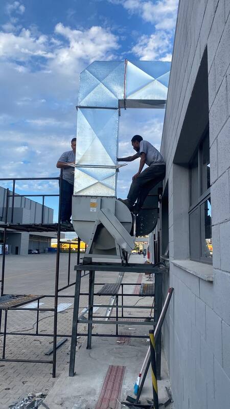 Equipe da AG instalando shaft de exaustão externo