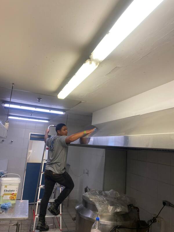 Equipe da AG instalando coifa de exaustão na cozinha do Maracanã