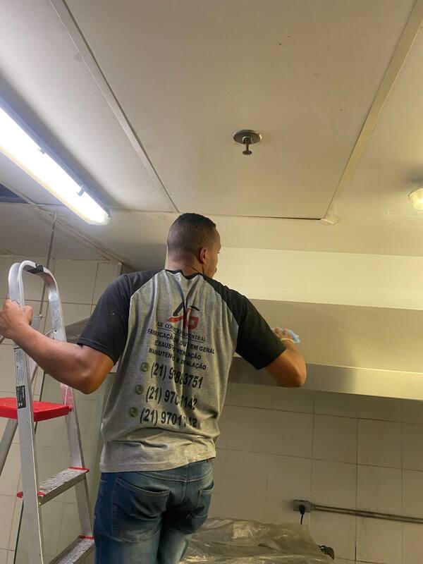 Instalação do sistema de exaustão na cozinha central do Maracanã