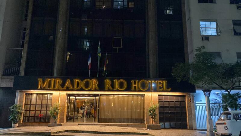 Fachada do Mirador Rio Hotel à noite