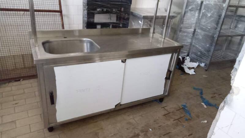 Bancada e pia em inox instaladas na cozinha do Mirador Rio Hotel